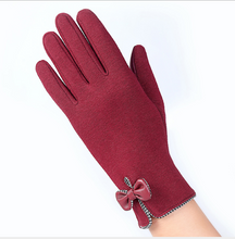 Load image into Gallery viewer, Touch screen ladies winter gloves outdoor sports cycling driving warm gloves not falling velvet gloves