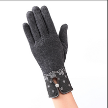 Load image into Gallery viewer, Touch screen ladies winter gloves outdoor sports cycling driving warm gloves not falling velvet gloves