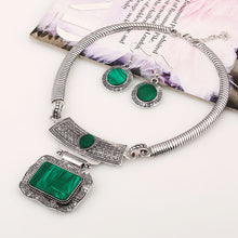 Load image into Gallery viewer, Vintage Geometric Plate Pattern Short Necklace Necklace
