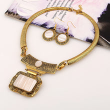 Load image into Gallery viewer, Vintage Geometric Plate Pattern Short Necklace Necklace
