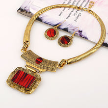 Load image into Gallery viewer, Vintage Geometric Plate Pattern Short Necklace Necklace
