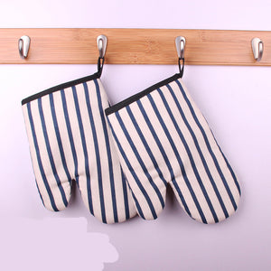 Thickened microwave oven gloves
