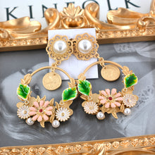 Load image into Gallery viewer, Metal Pearl Earrings Earrings Queen&#39;s Nightclub Exaggerated Earrings
