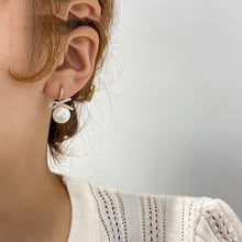 Load image into Gallery viewer, Bow pearl earrings
