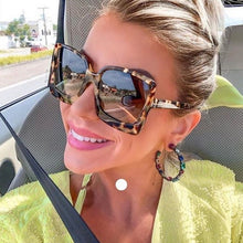 Load image into Gallery viewer, Higodoy Fashion Oversized Women Sunglasses Brand Designer Plastic Female Big Frame Gradient Sun Glasses UV400 gafas de sol mujer
